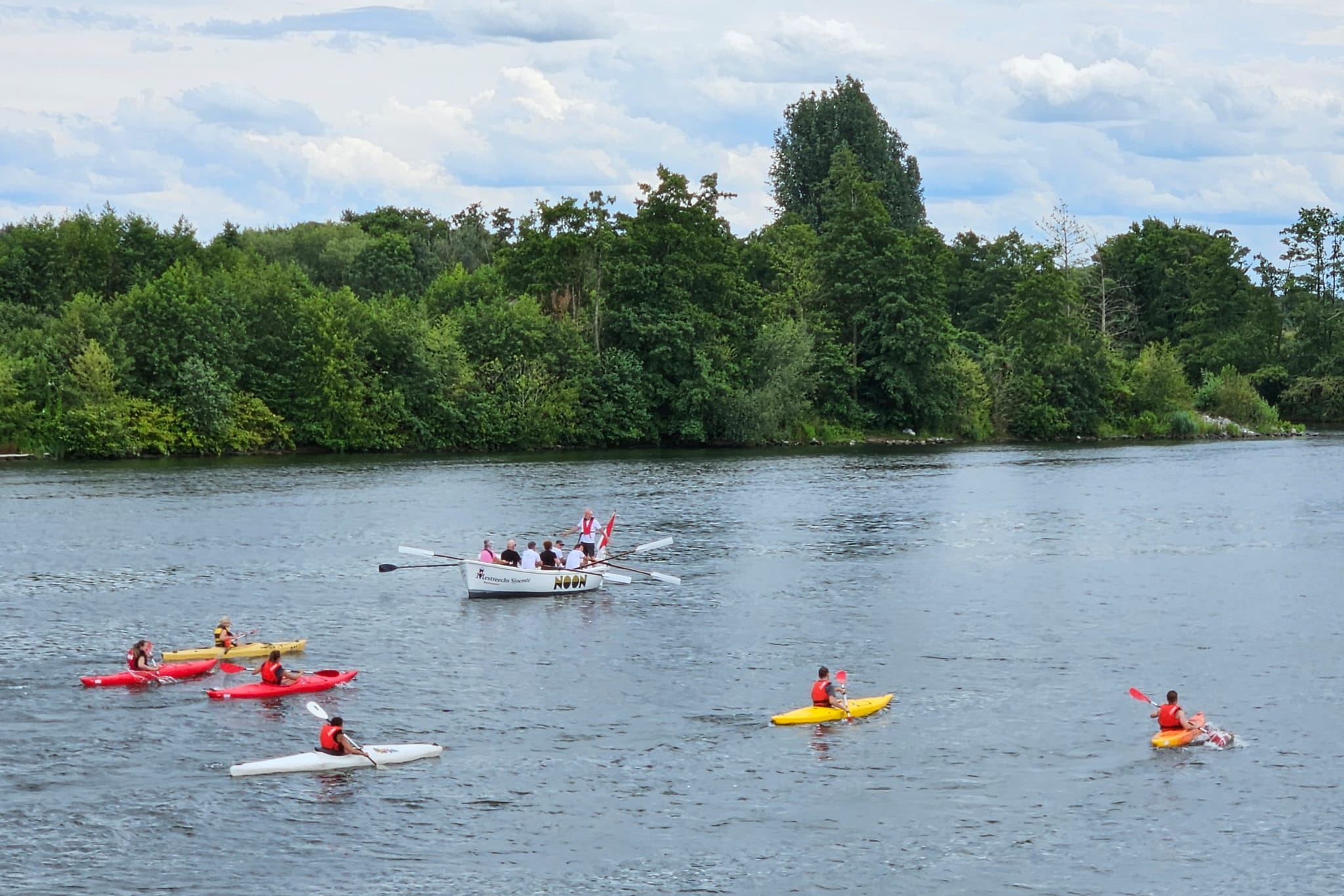 Kanoërs en sloeproeiers in actie op de maas..