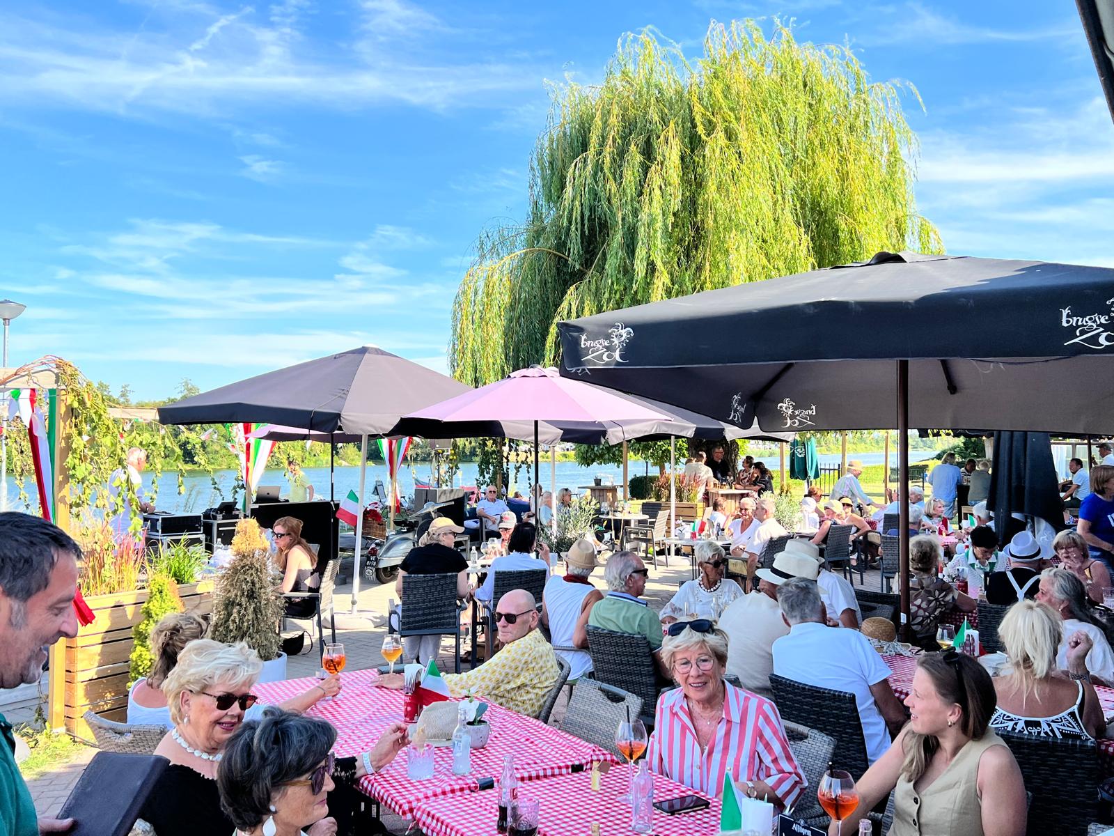 Gezellig terras tijdens La Dolce Vita