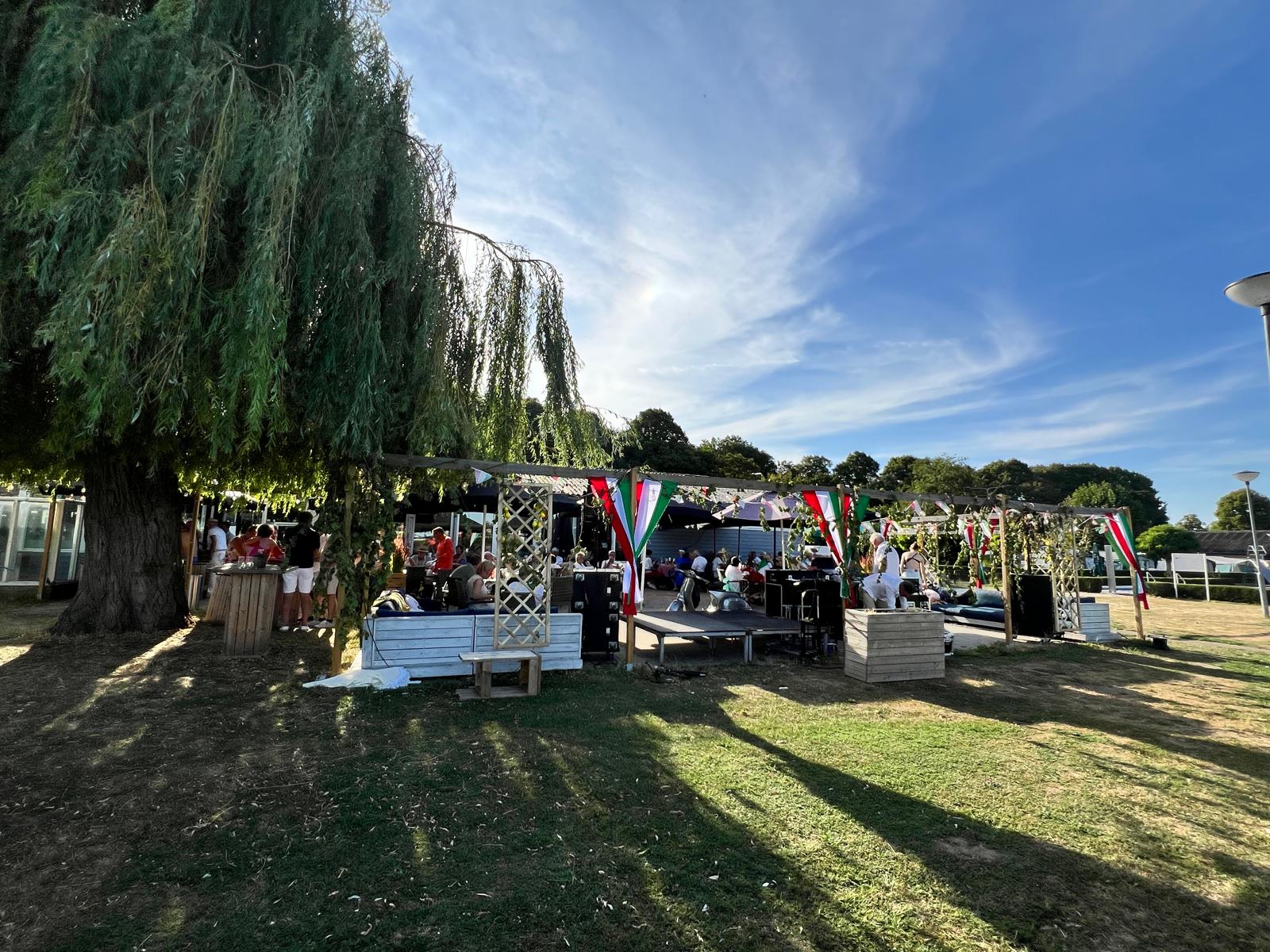Italiaans aangekleed clubterrein