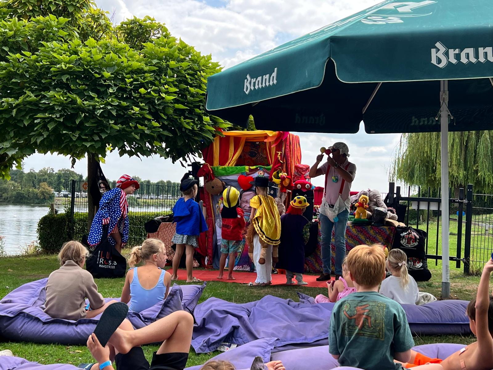 Kinderen doen mee aan de clownshow