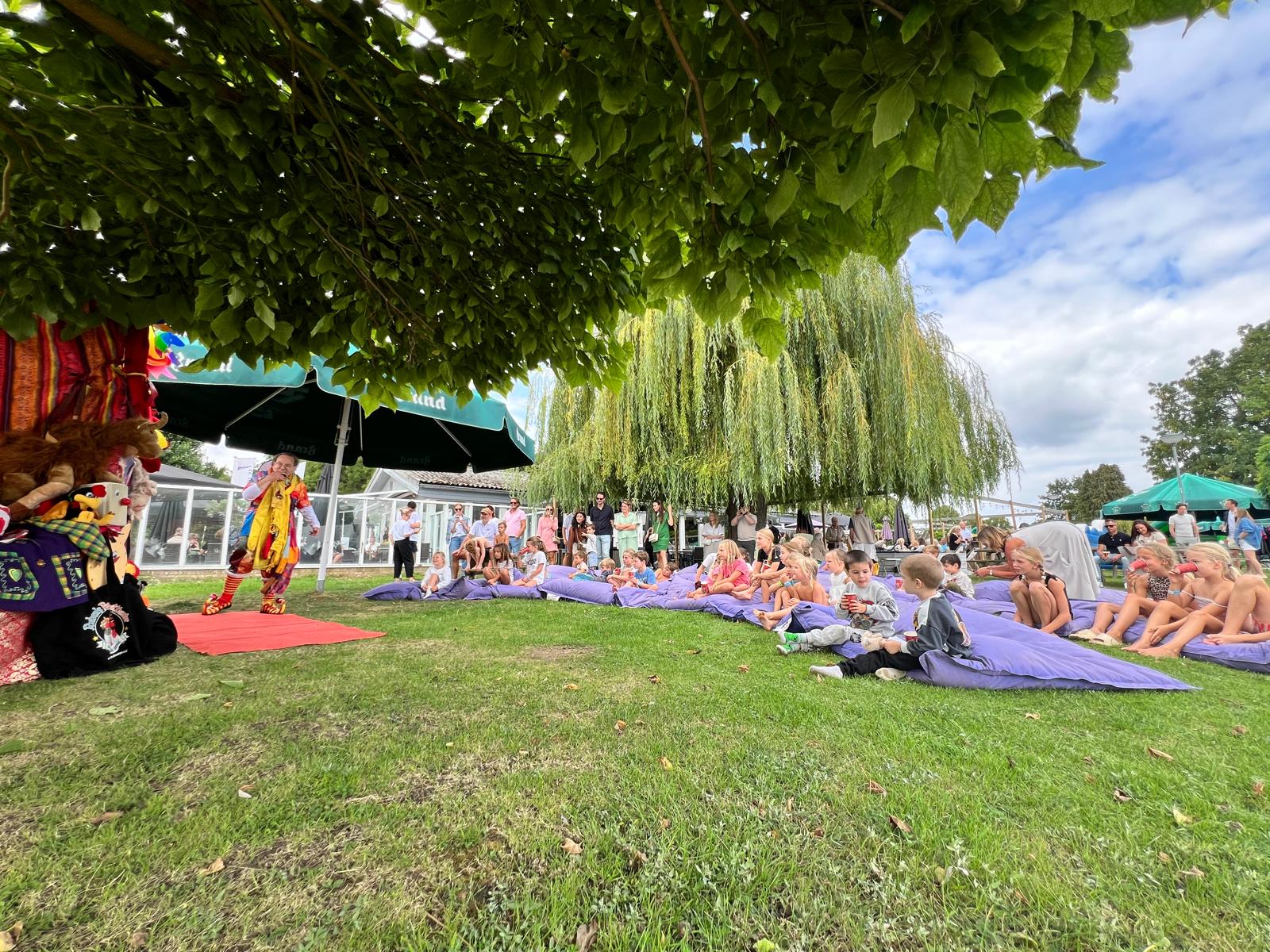Kinderen genieten van de voorstelling aan het water