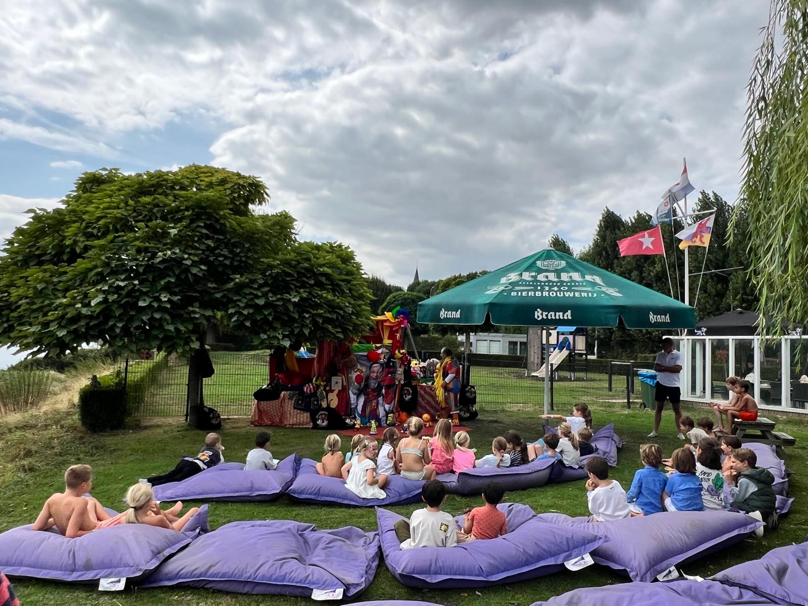 Publiek bij de kindervoorstelling op het clubterrein