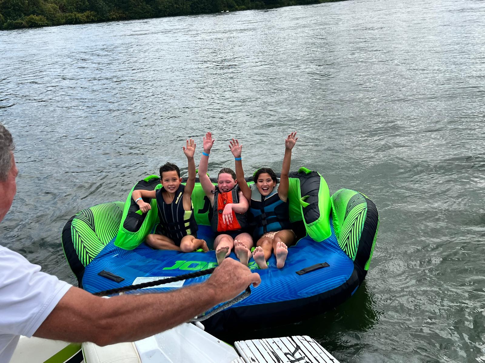 Kinderen op de band achter de boot