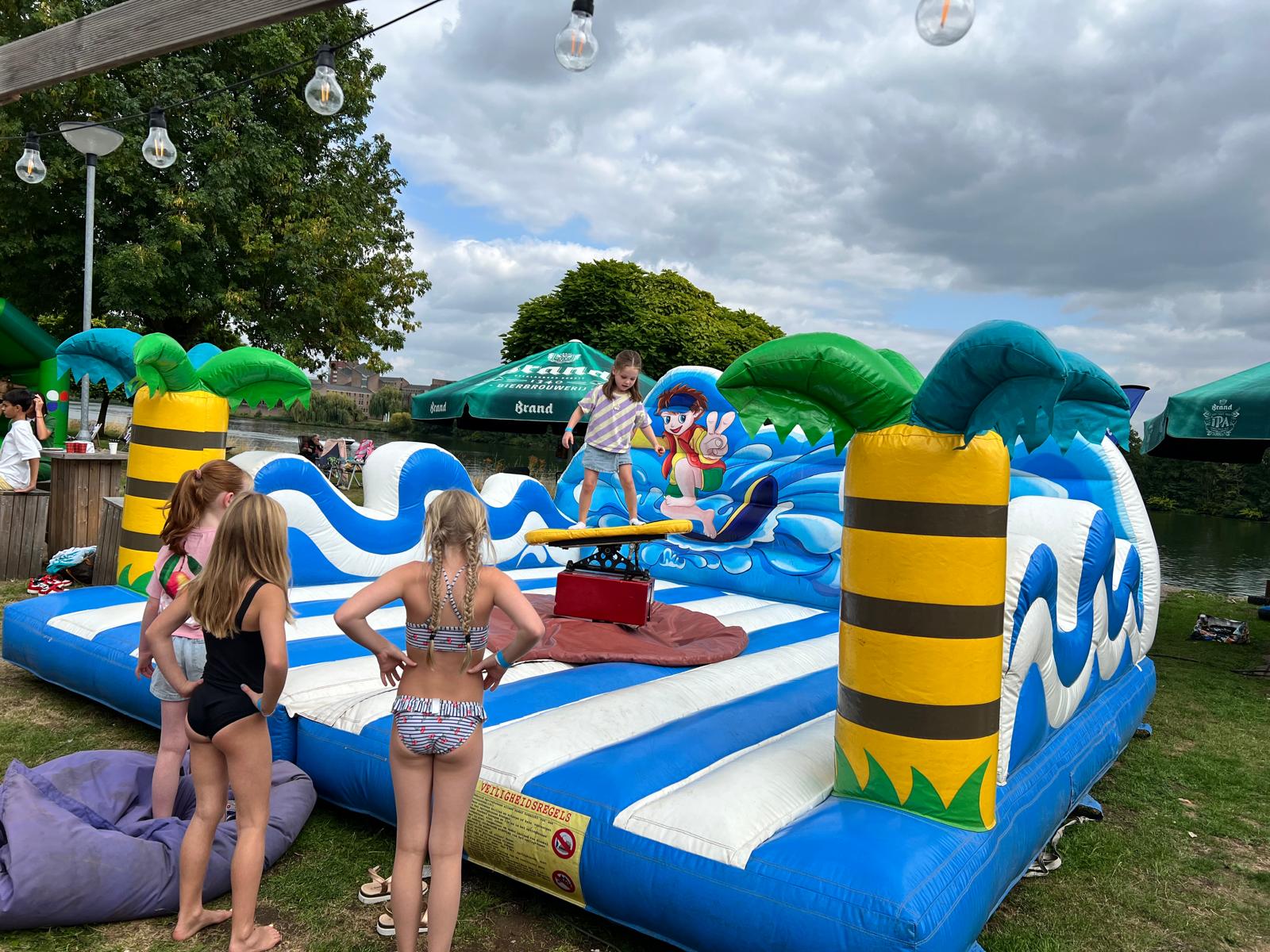 Spelen op het watersport-springkussen
