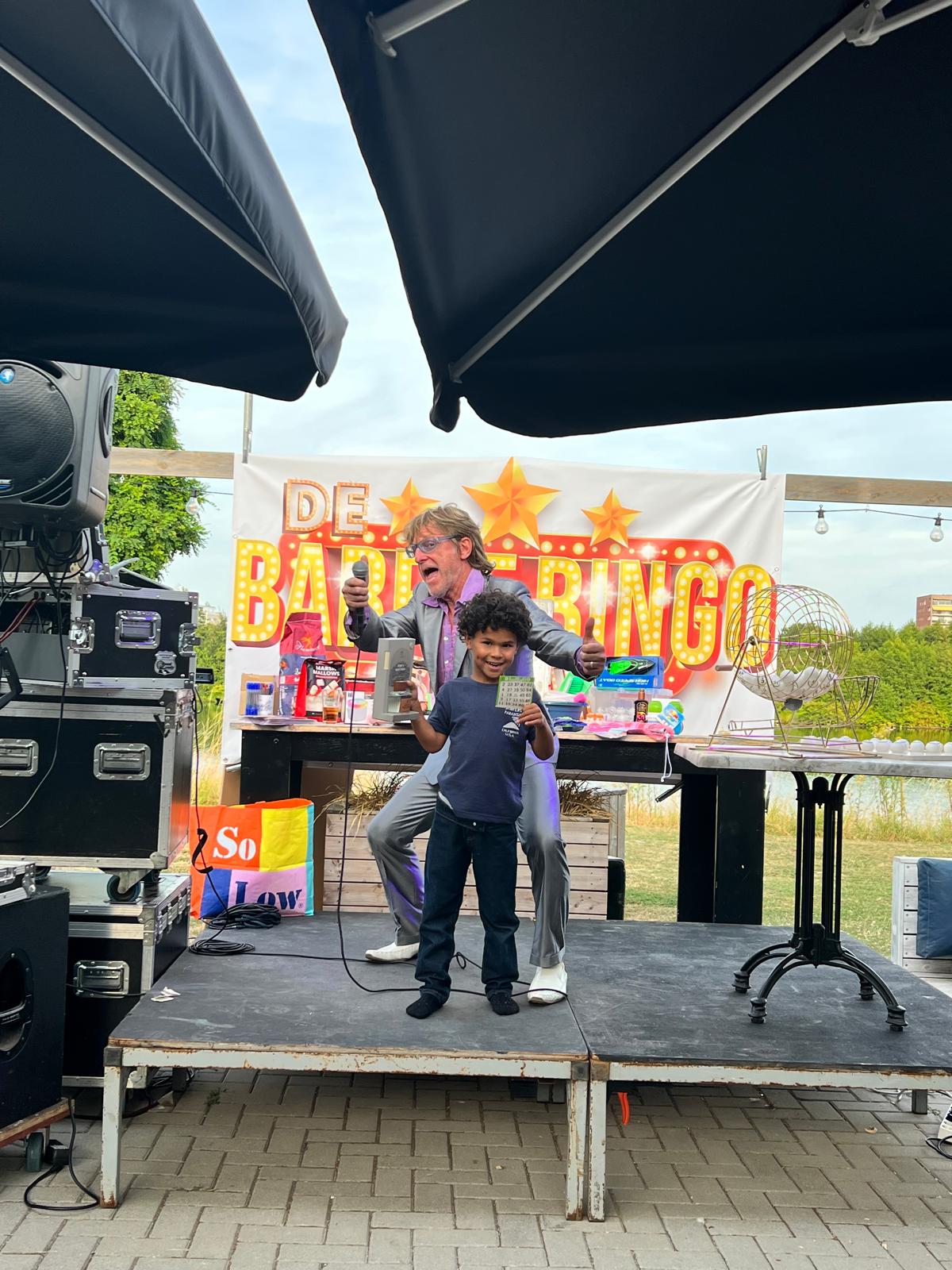 Een jonge winnaar bij Barry’s bingo