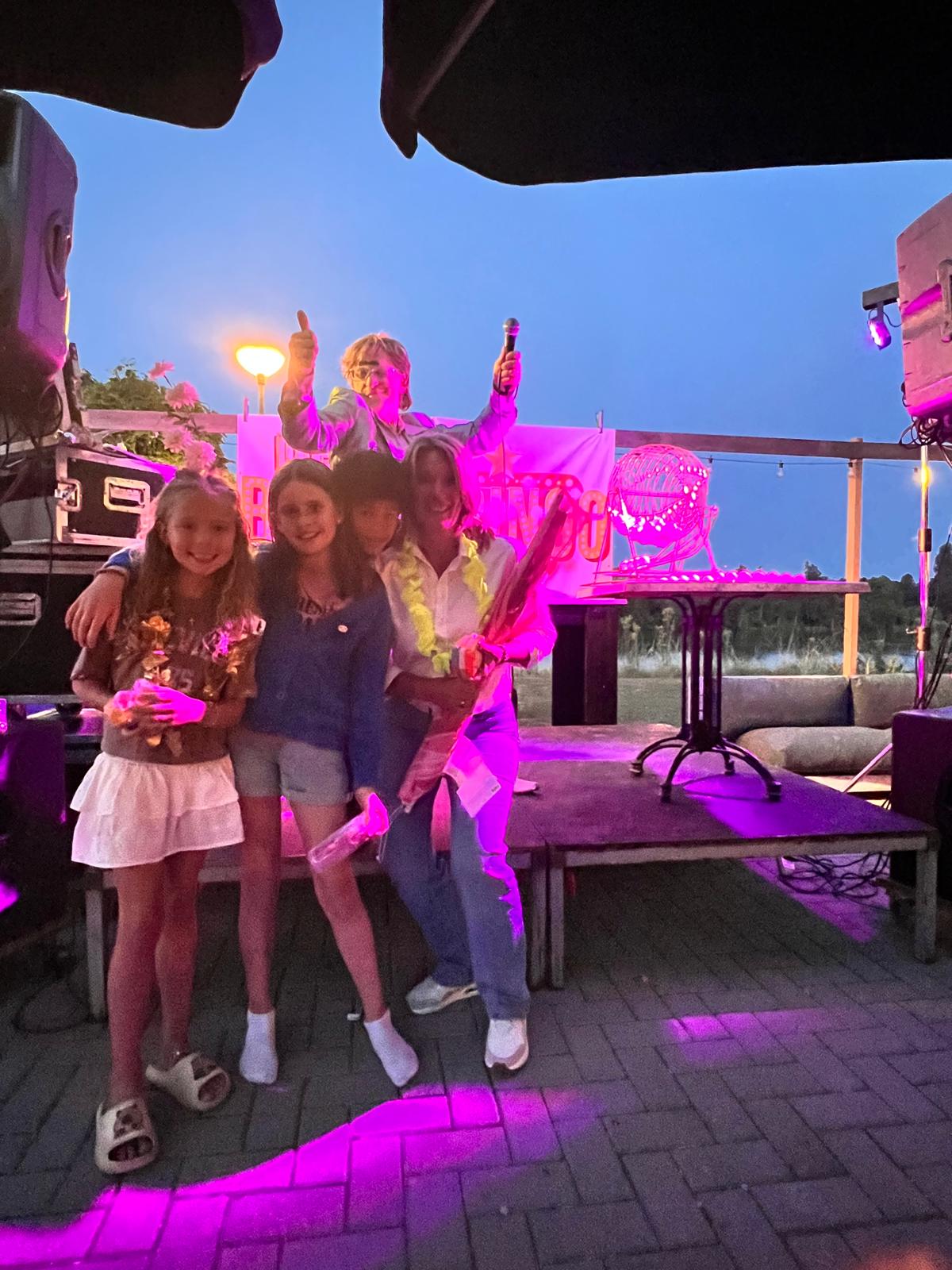 Winnaars op het podium tijdens de bingo
