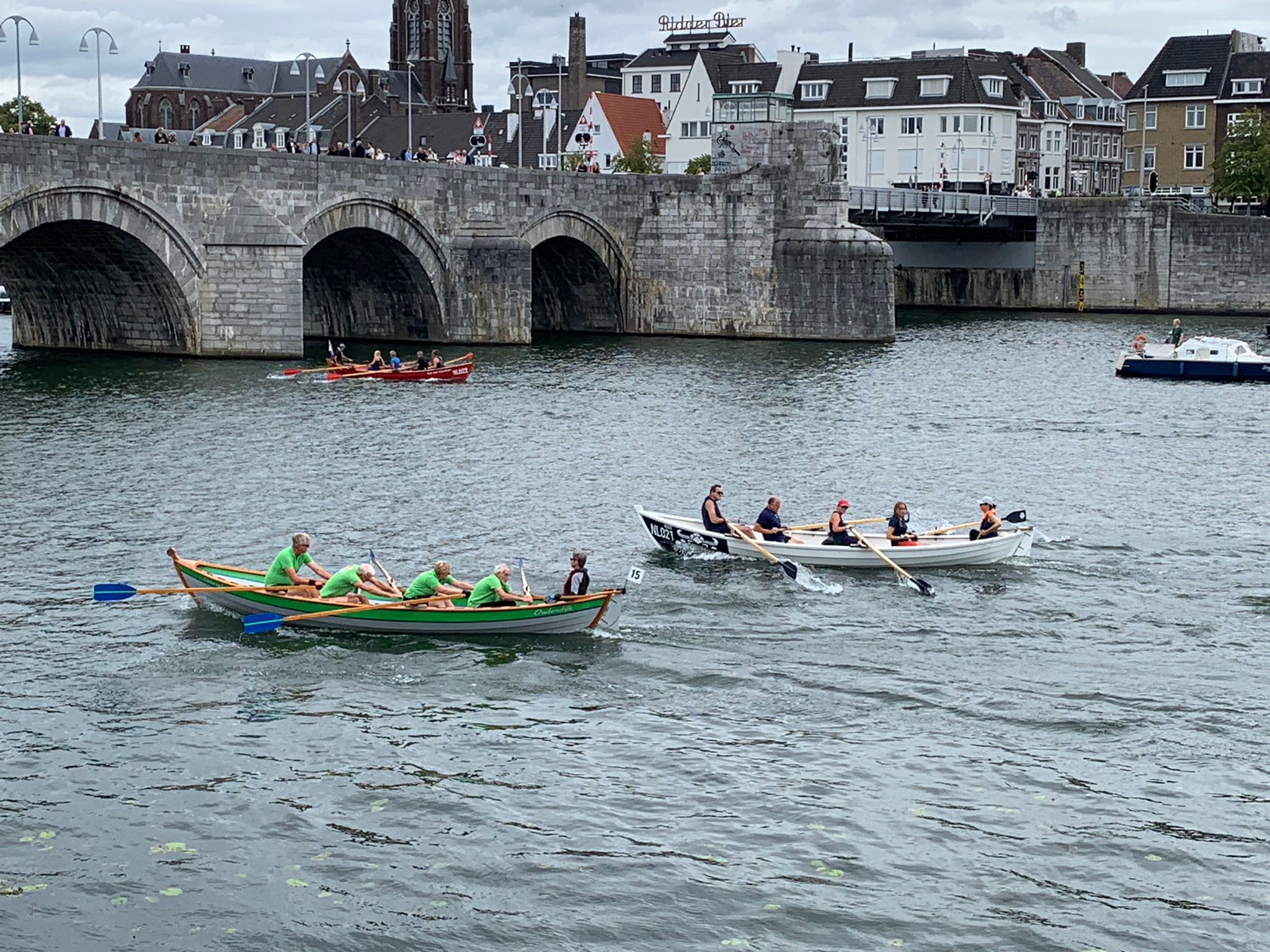 Teams roeien bij de Sint Servaasbrug