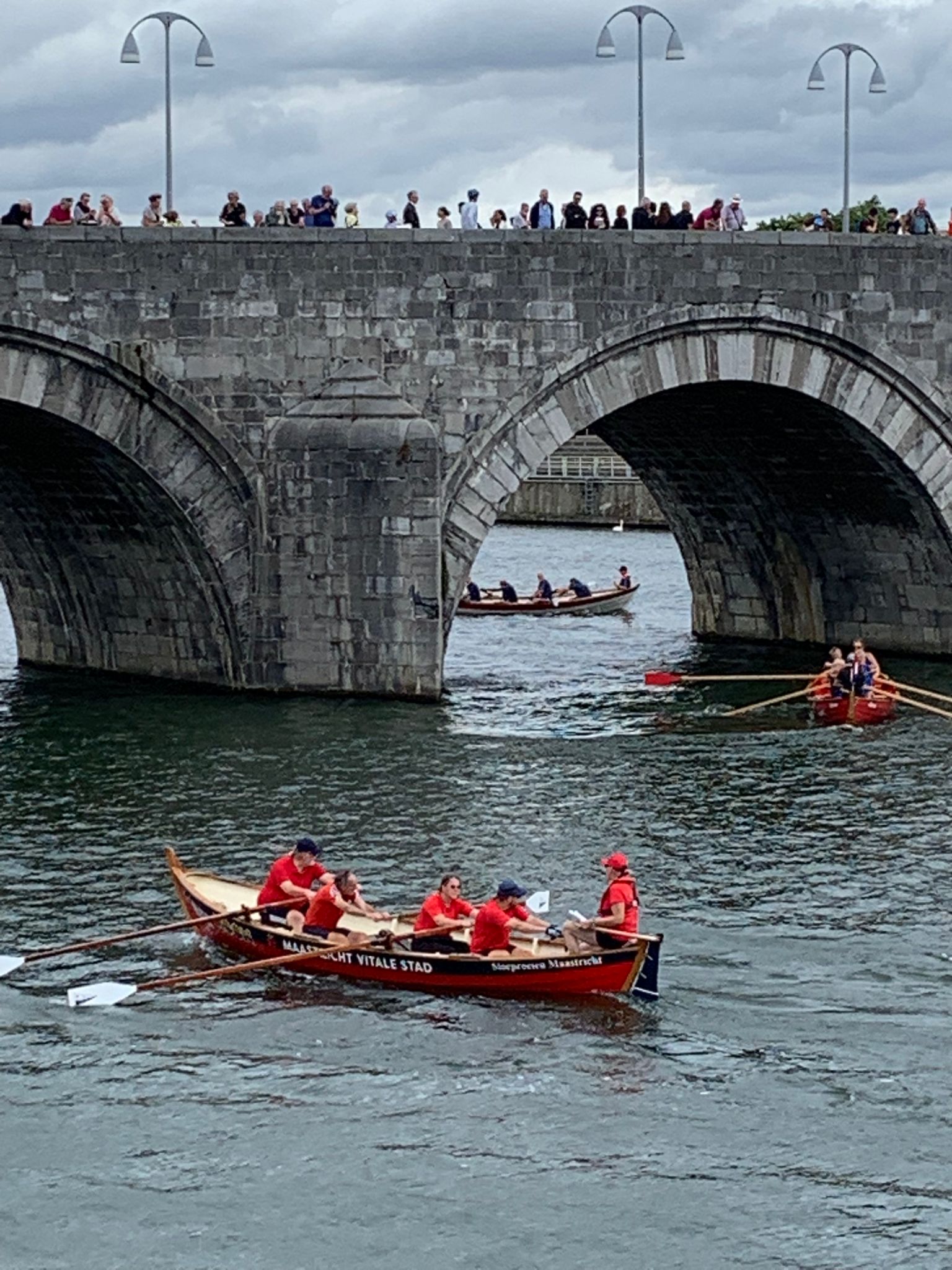 Sloep onder de Sint Servaasbrug